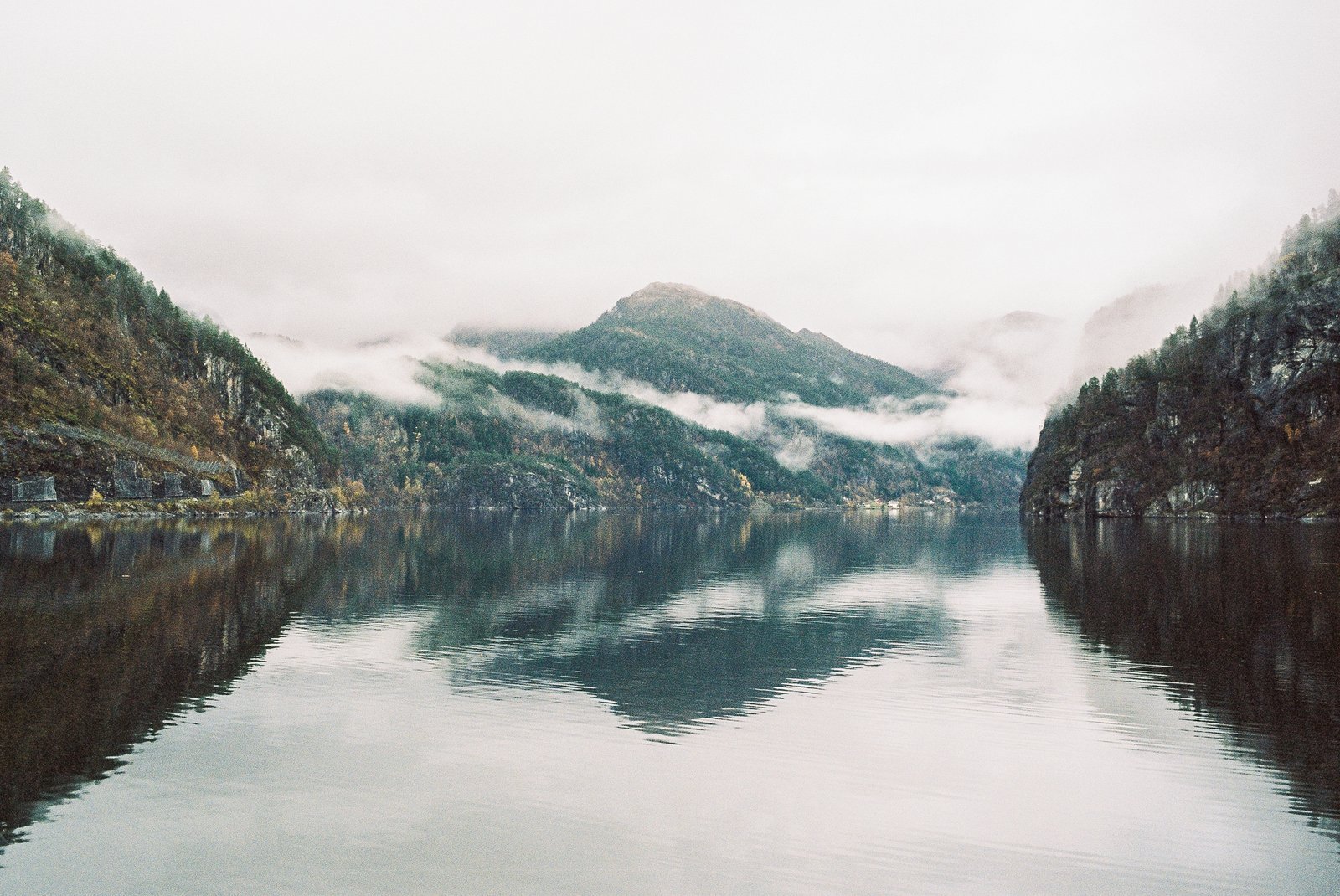 Fjord entouré de montagnes brumeuses