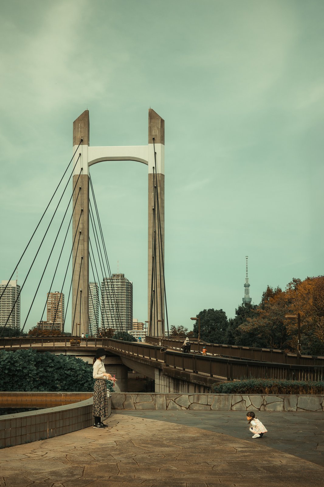 Pont suspendu et Tokyo Skytree en arrière-plan