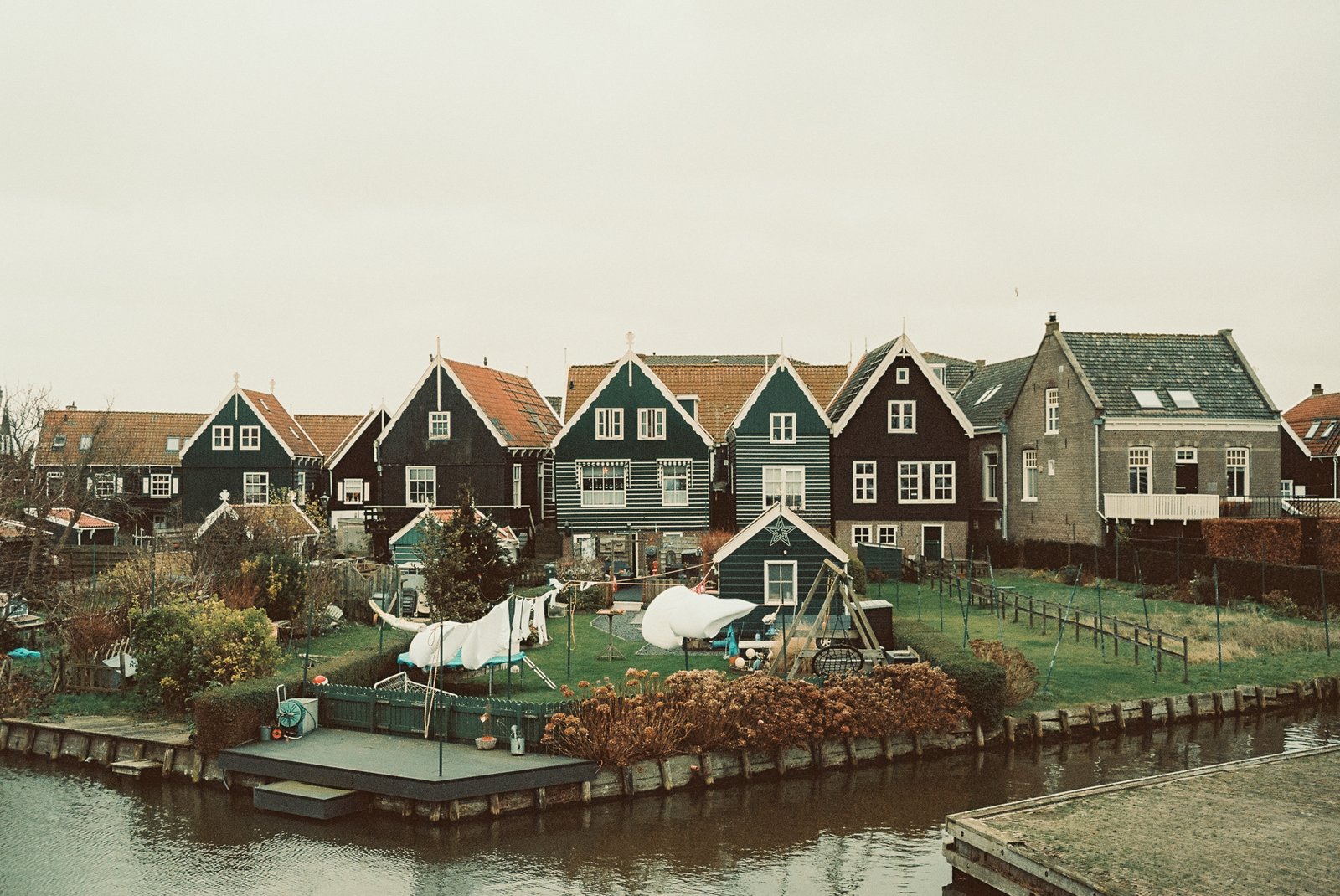 Maisons hollandaises typiques au bord de l'eau, linge qui sèche