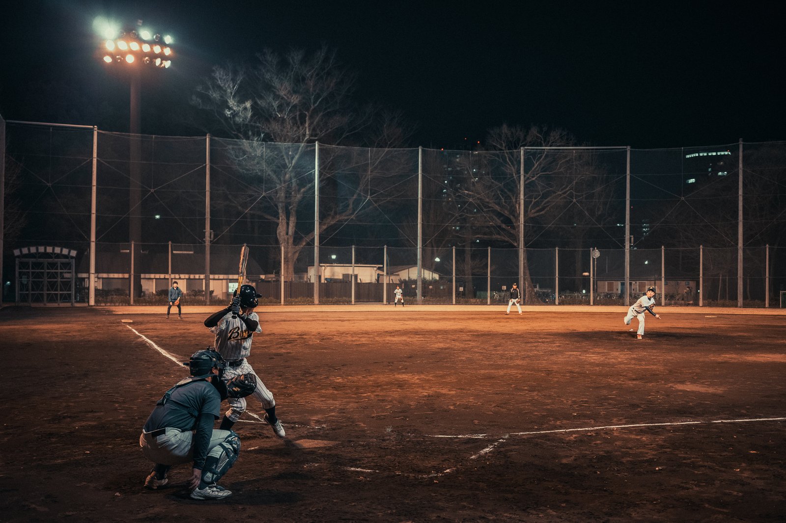 Match de baseball nocturne, joueurs sur le terrain