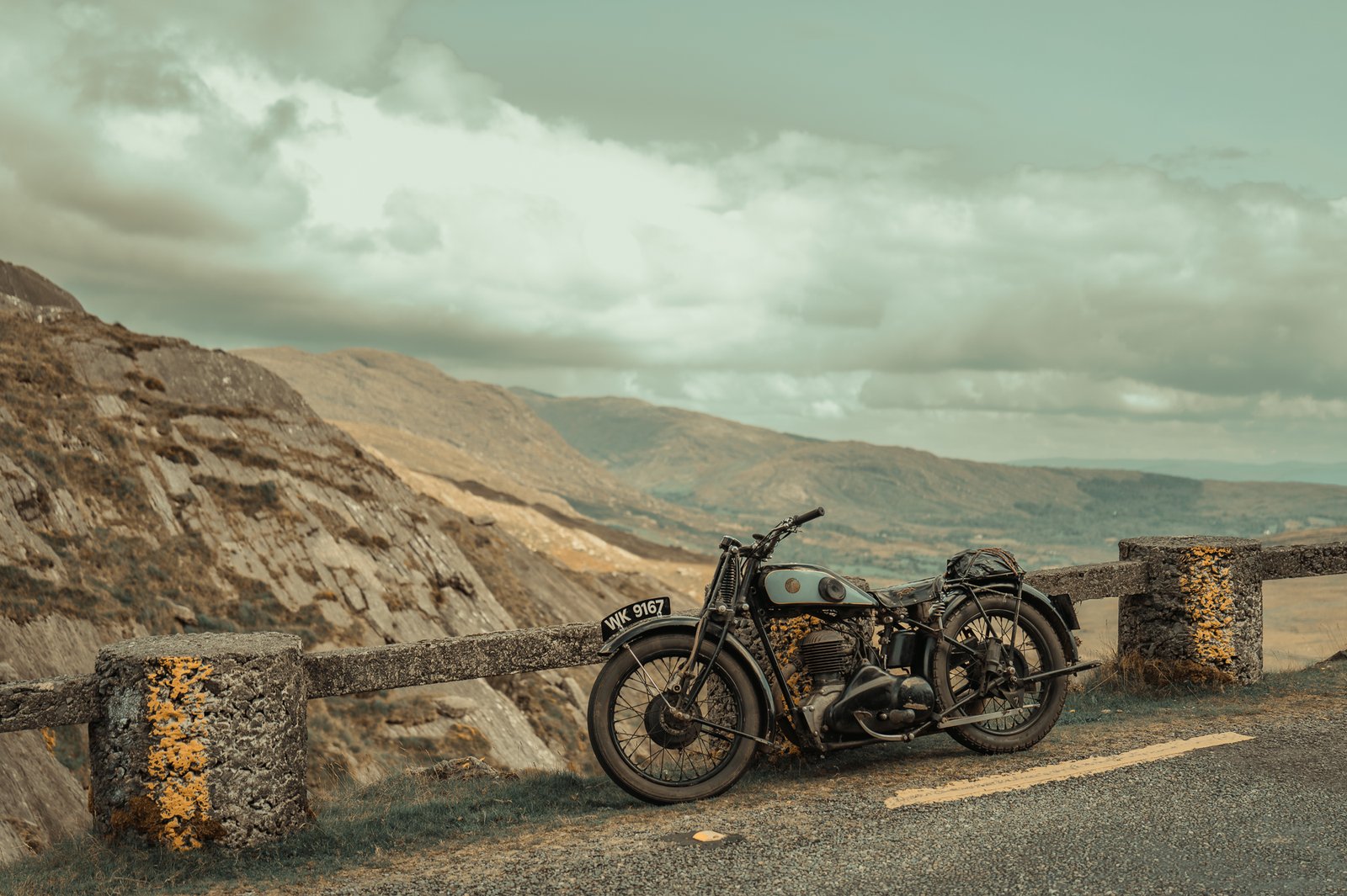 Moto ancienne sur une route de montagne