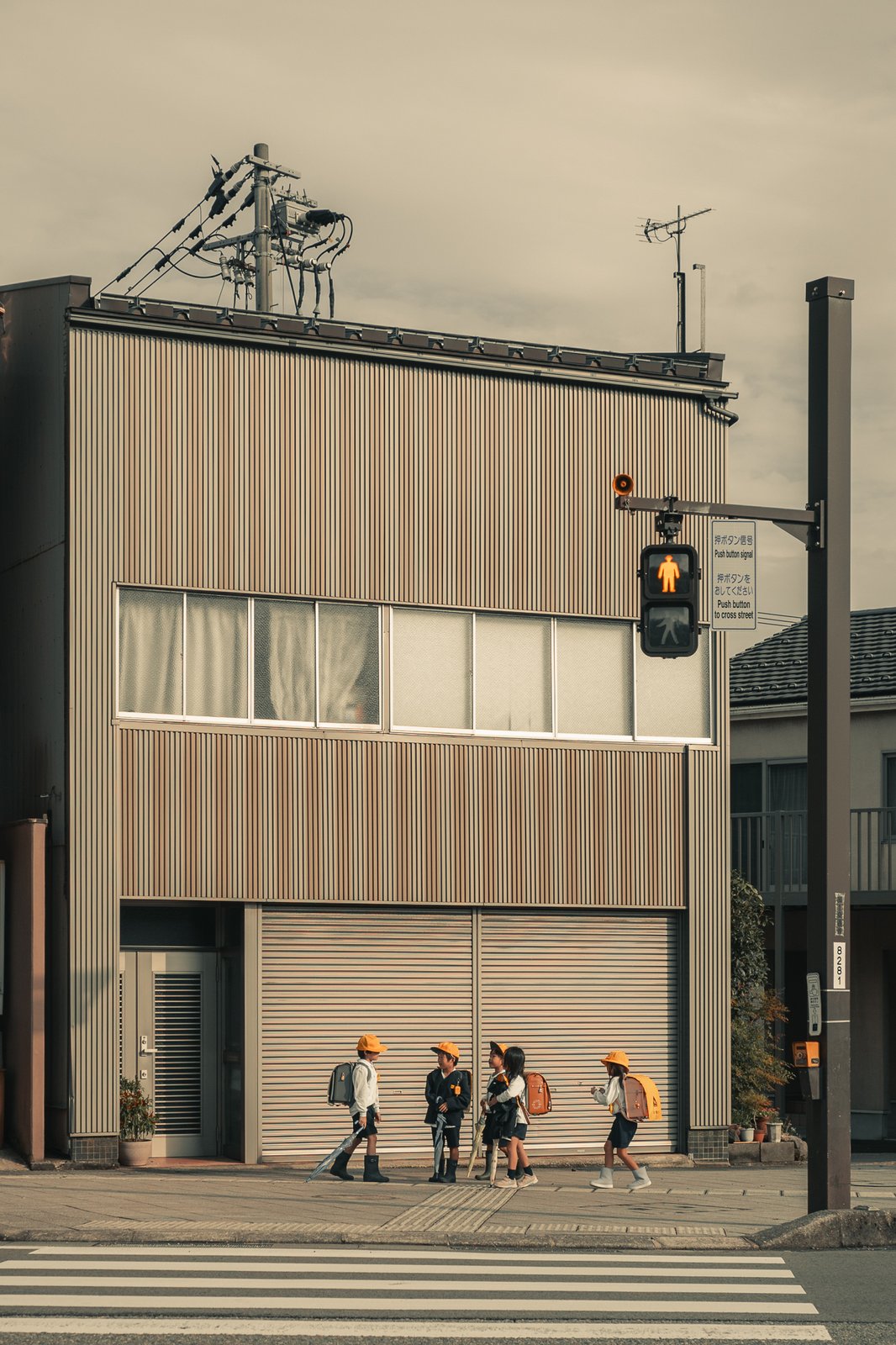 Écoliers traversant la rue, cartables sur le dos, Japon