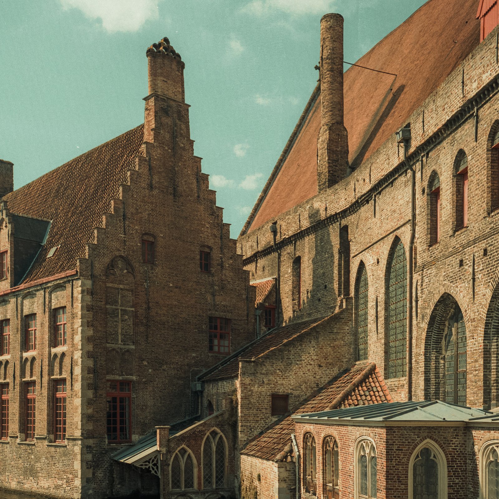 Toits à pignons et cheminées en briques, architecture flamande