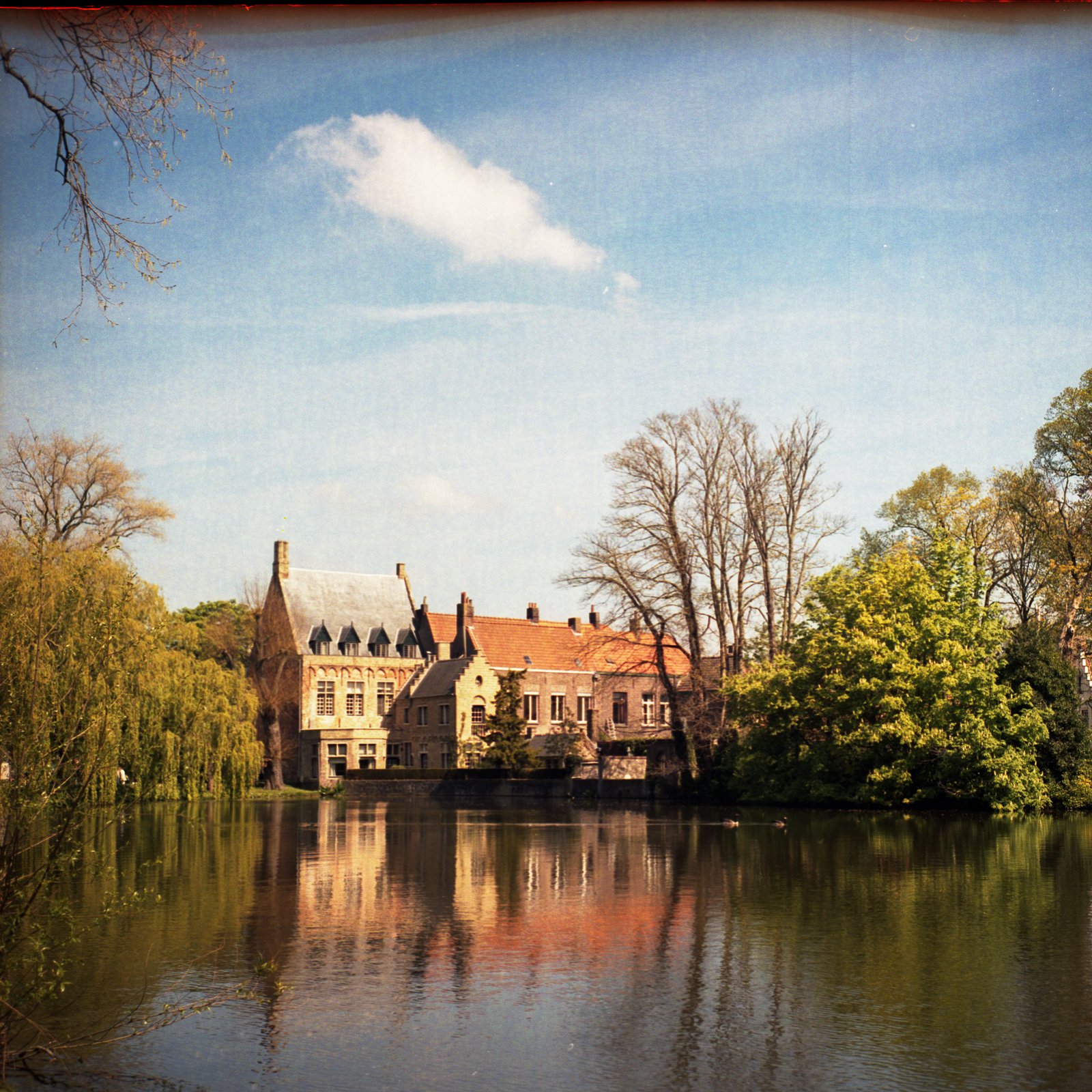 Demeure en briques au bord de l'eau, reflet sur le canal, Bruges