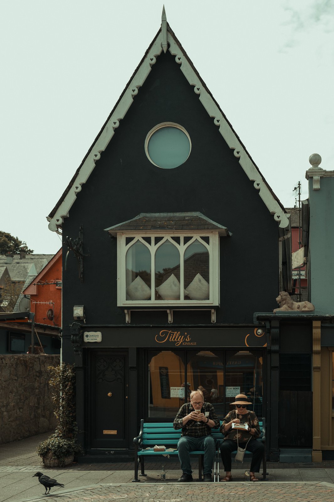 Maison noire et blanche, boutique Tilly's, Kinsale, Irlande