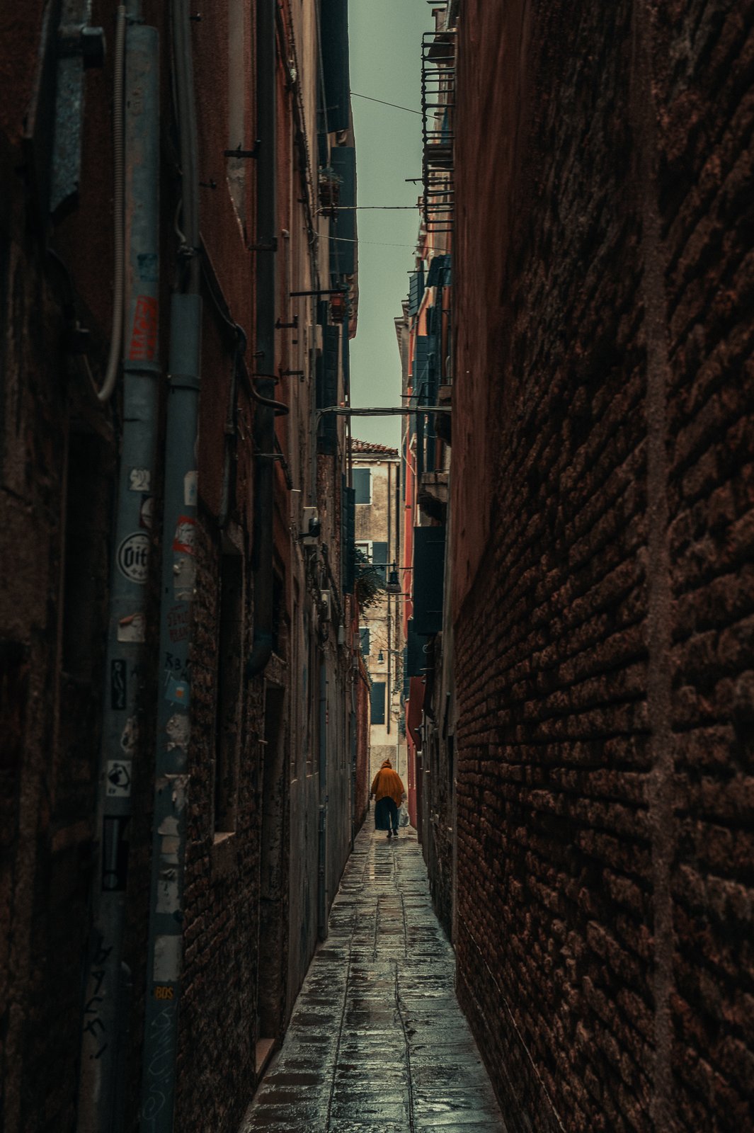 Ruelle étroite de Venise, silhouette au loin
