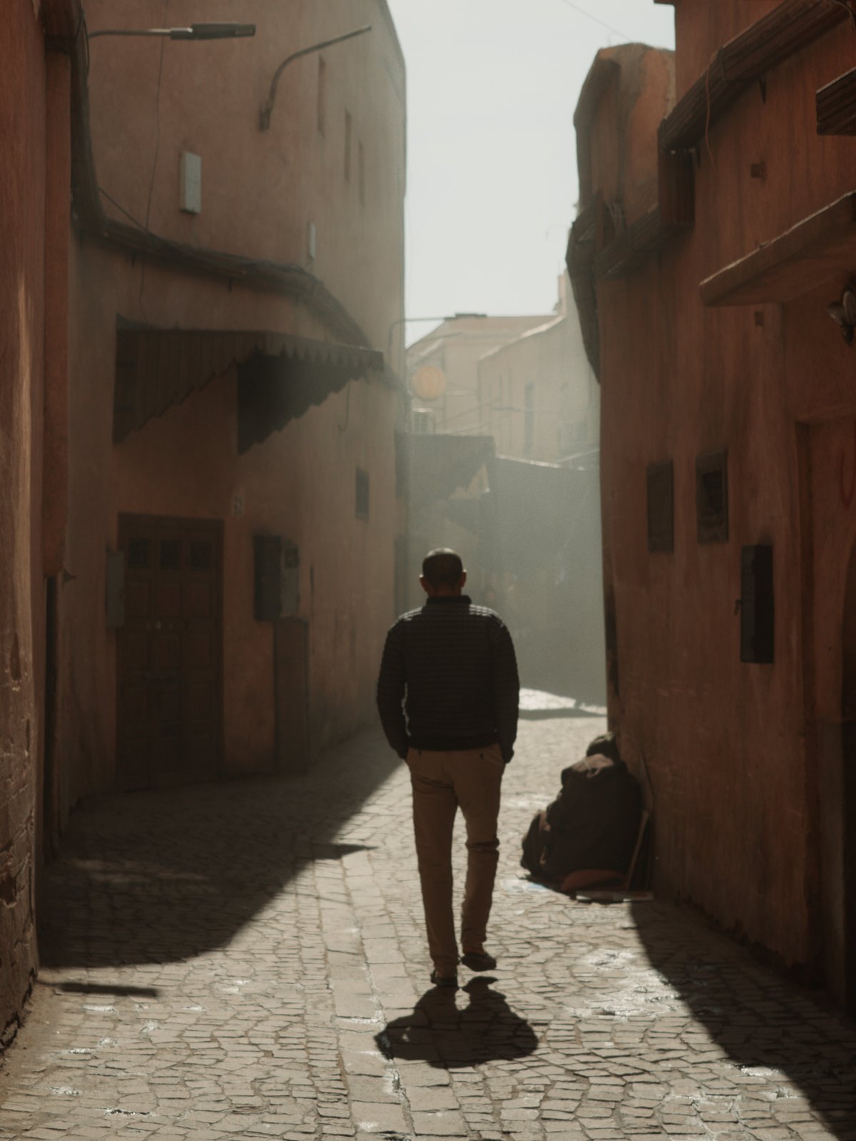 Silhouette dans une ruelle ensoleillée de la médina