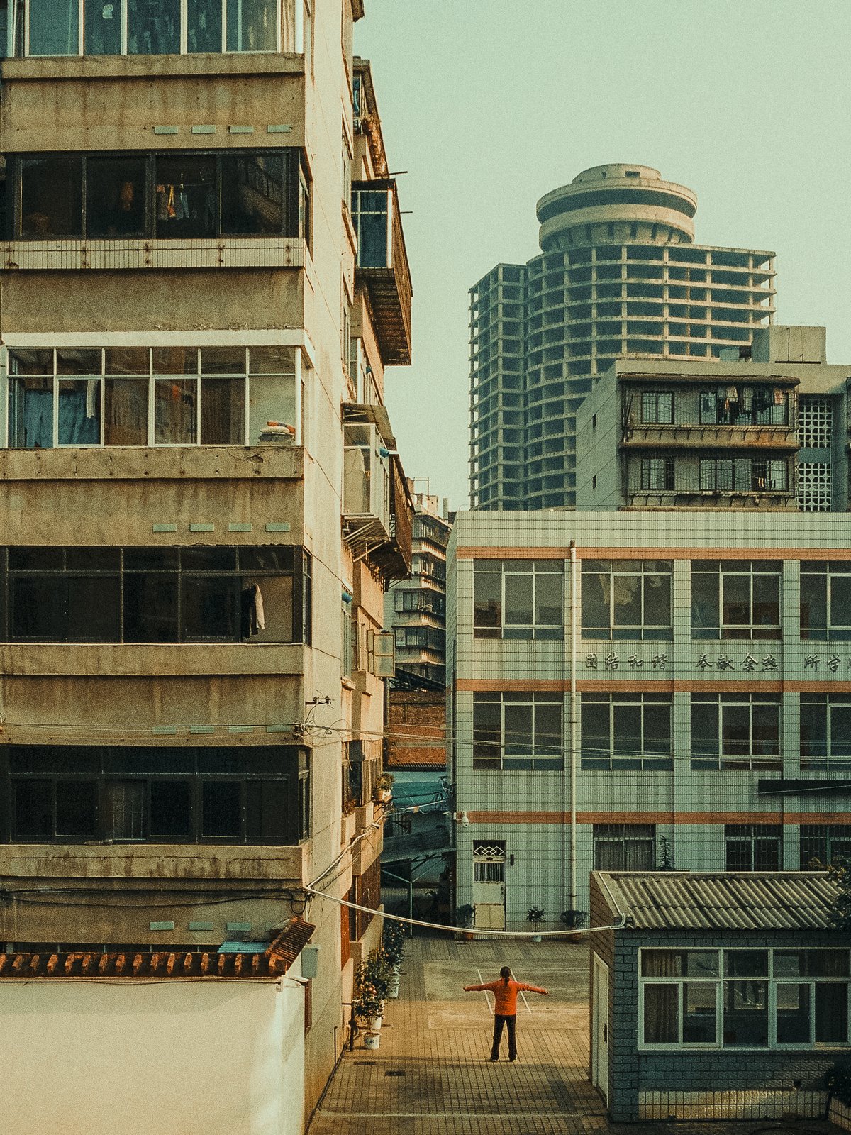 Cour entre immeubles avec une passante, Chine