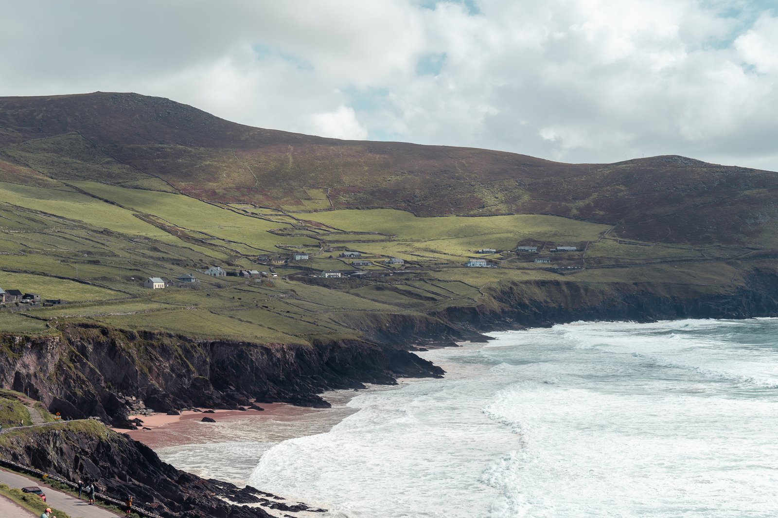 Falaises et plage devant l'océan, côte irlandaise