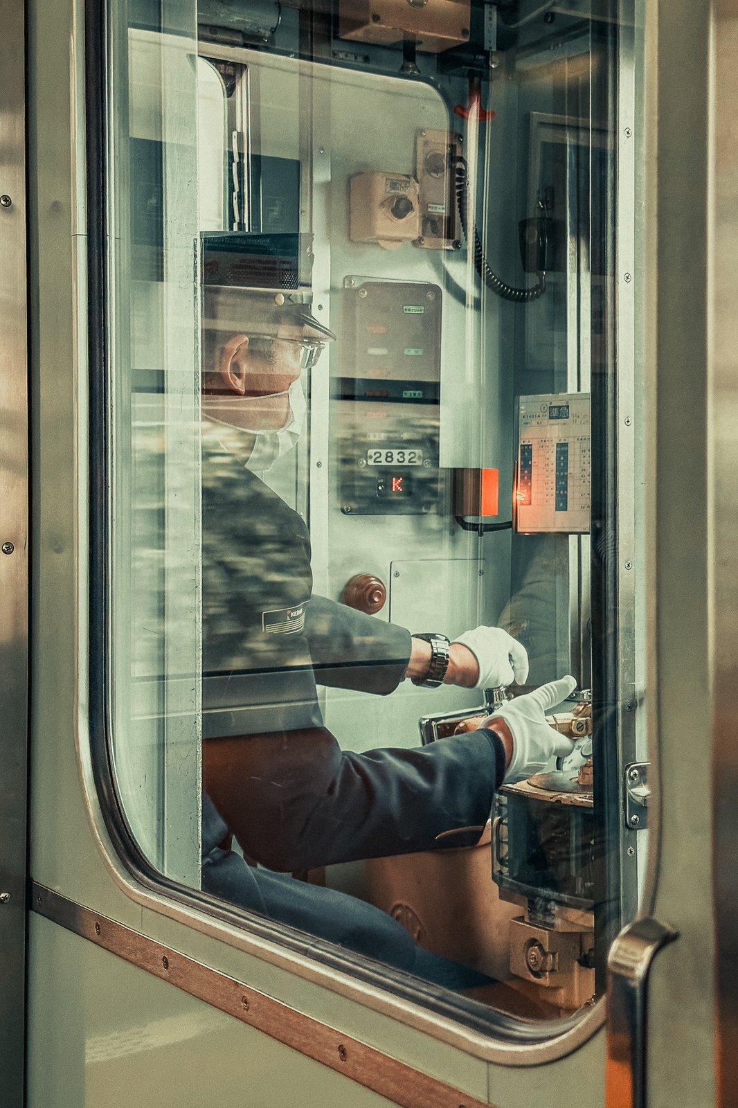 Conducteur de train dans sa cabine, Japon