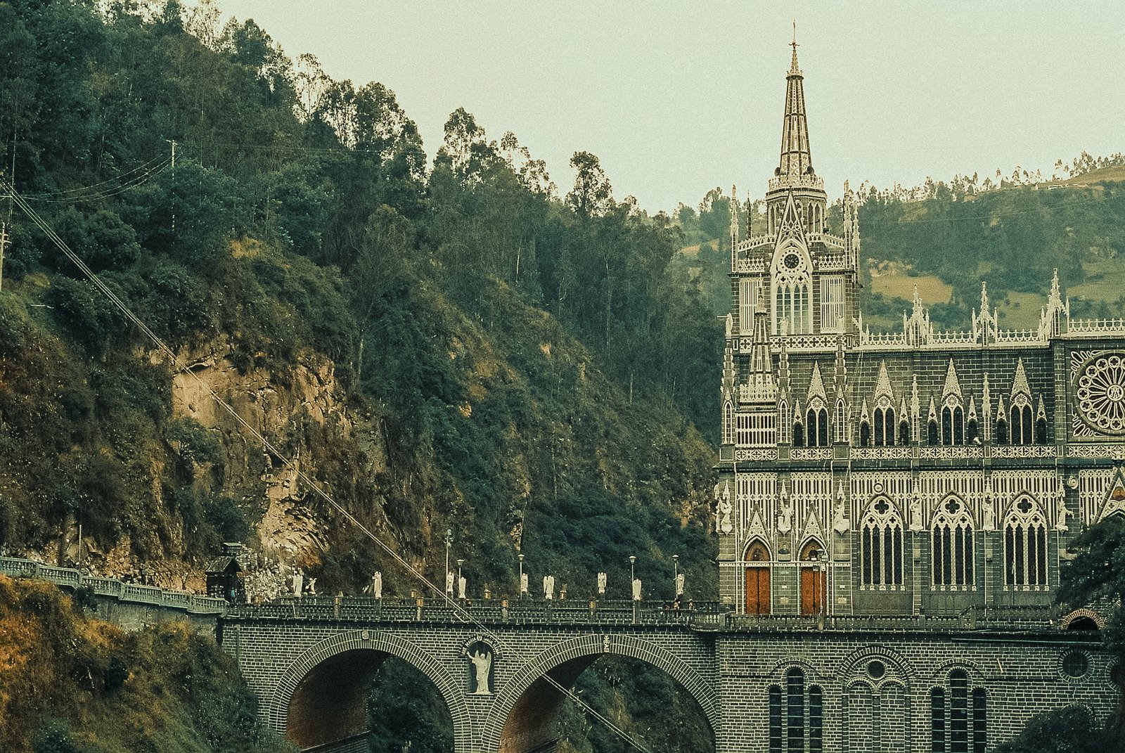 Sanctuaire gothique construit sur un pont, Colombie