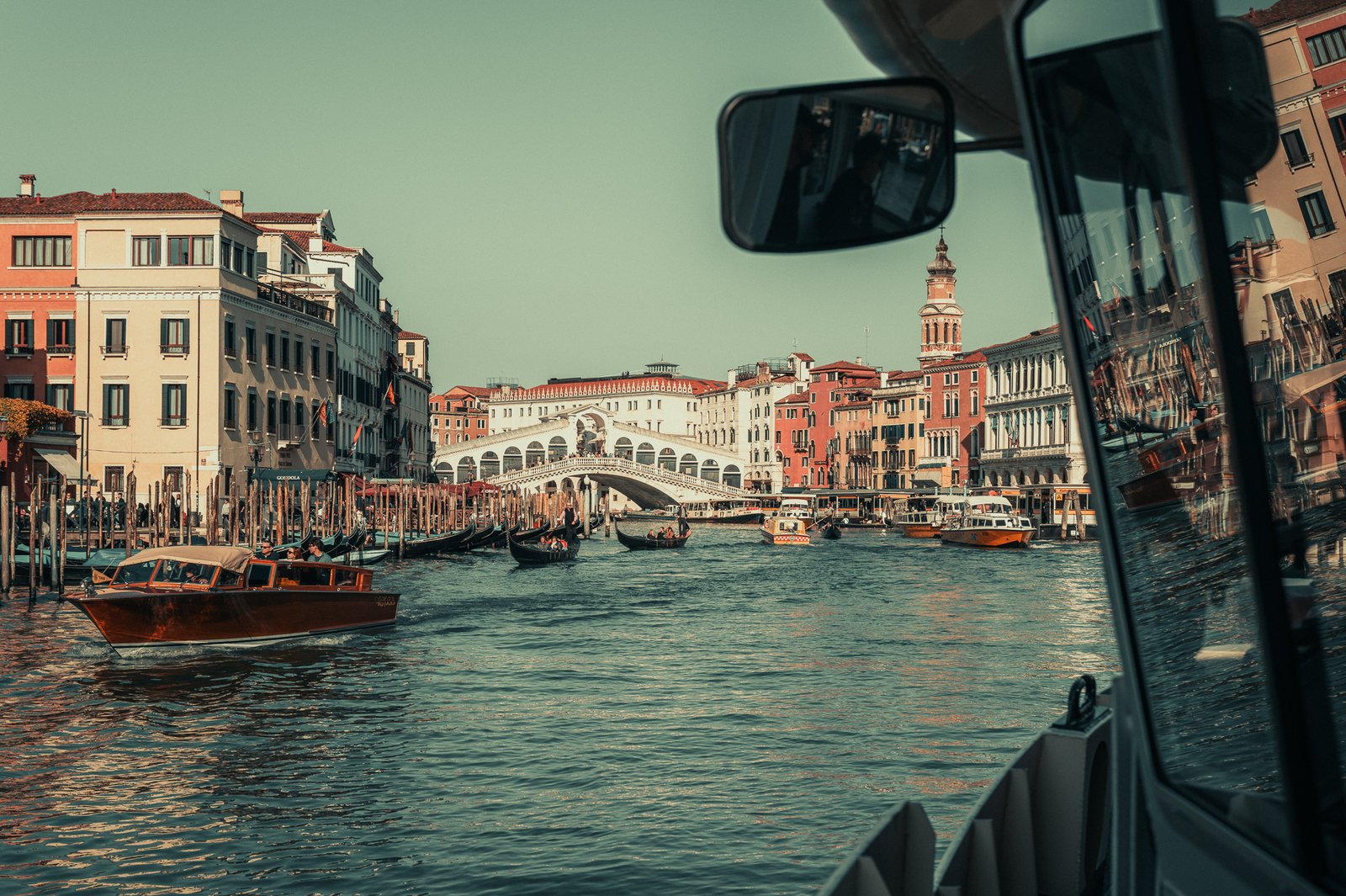 Vue sur le pont du Rialto depuis une vedette, Venise
