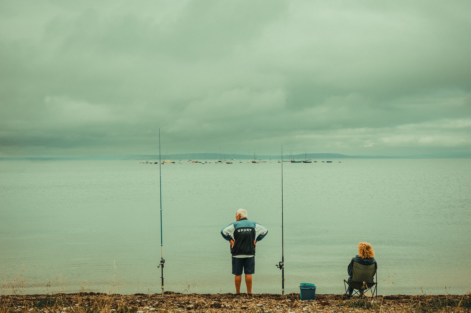 Pêcheurs équipés de cannes face à la mer