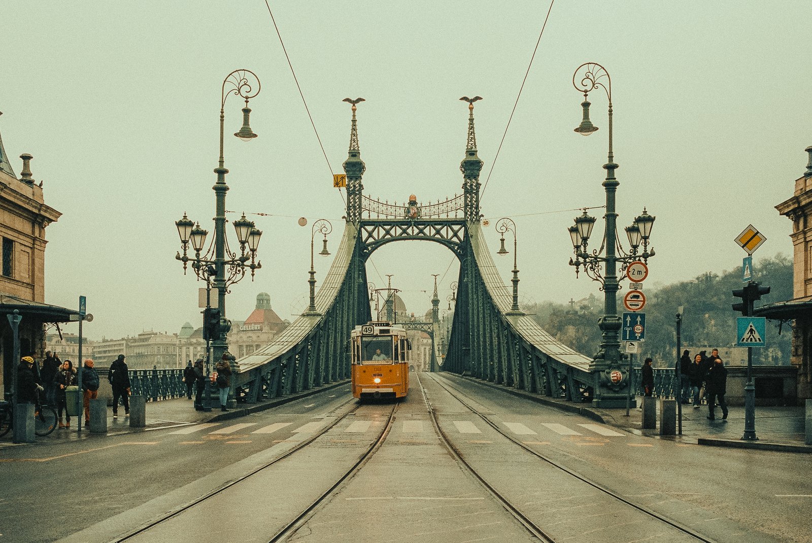 Tramway jaune traversant le pont de la Liberté, Budapest