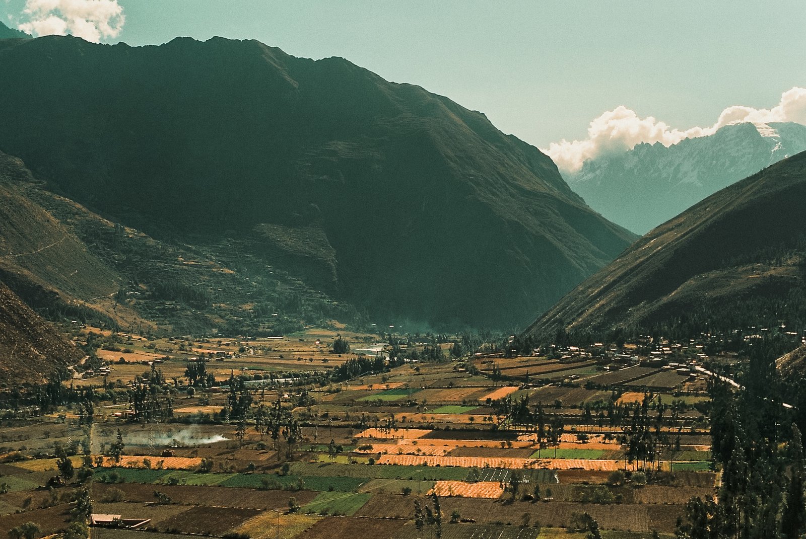 Vallée agricole en damier entre les montagnes andines