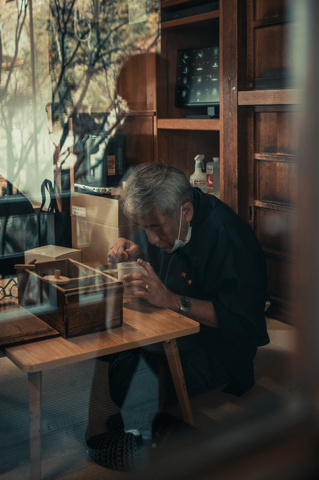 Confiseur japonais concentré sur son ouvrage, atelier traditionnel