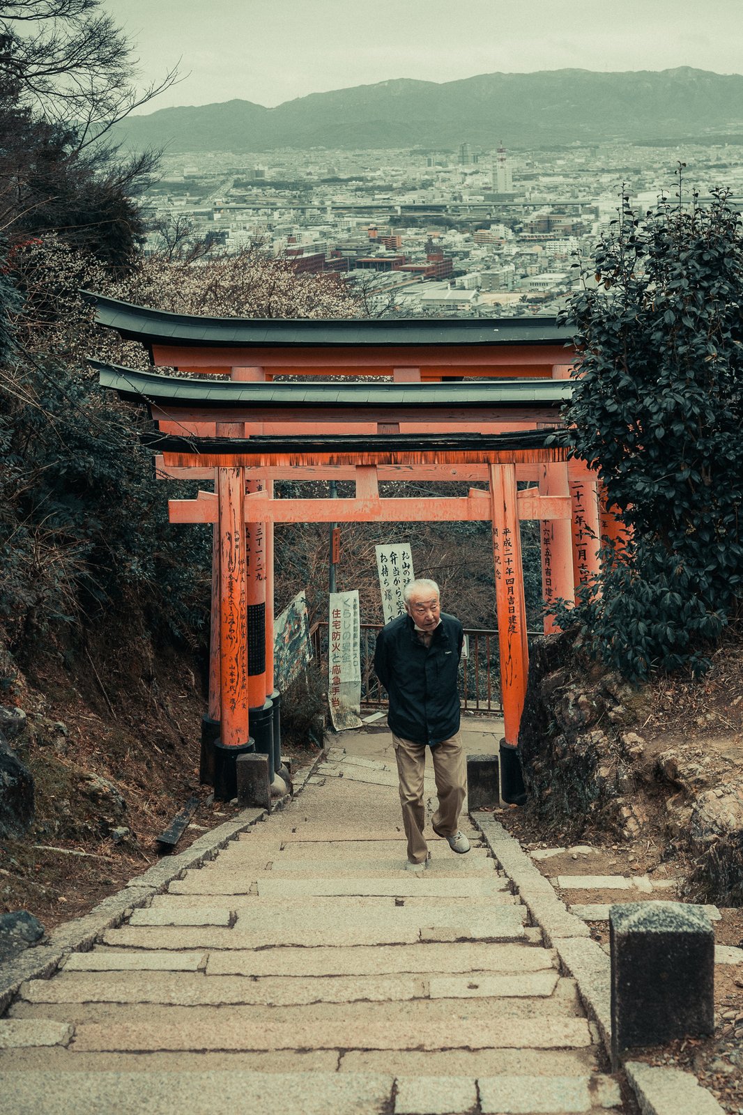 Torii et escalier surplombant la ville, Kyoto