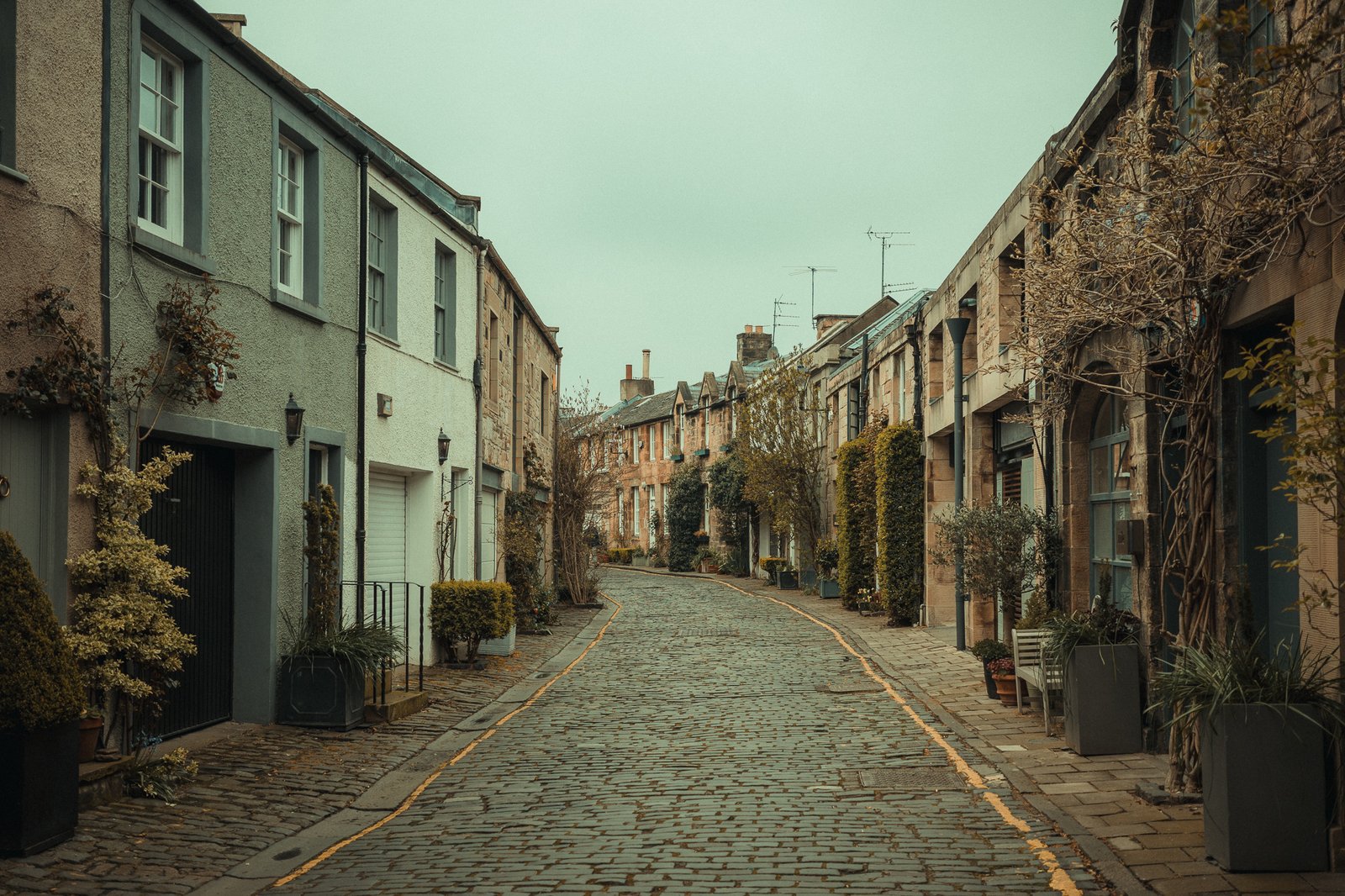 Ruelle pavée bordée de maisons mitoyennes, quartier résidentiel d'Édimbourg
