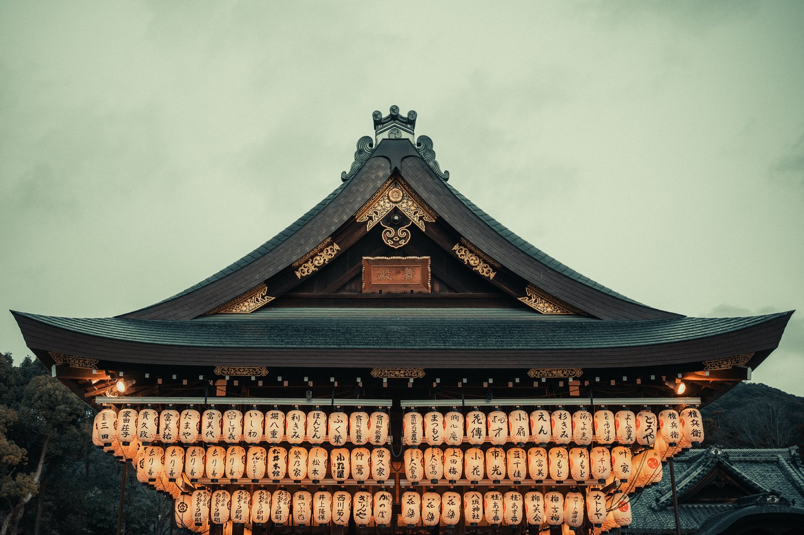 Toit du sanctuaire Yasaka orné de lanternes, Kyoto