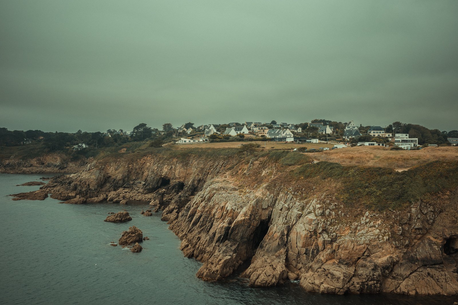 Village accroché en haut d'une falaise, littoral rocheux