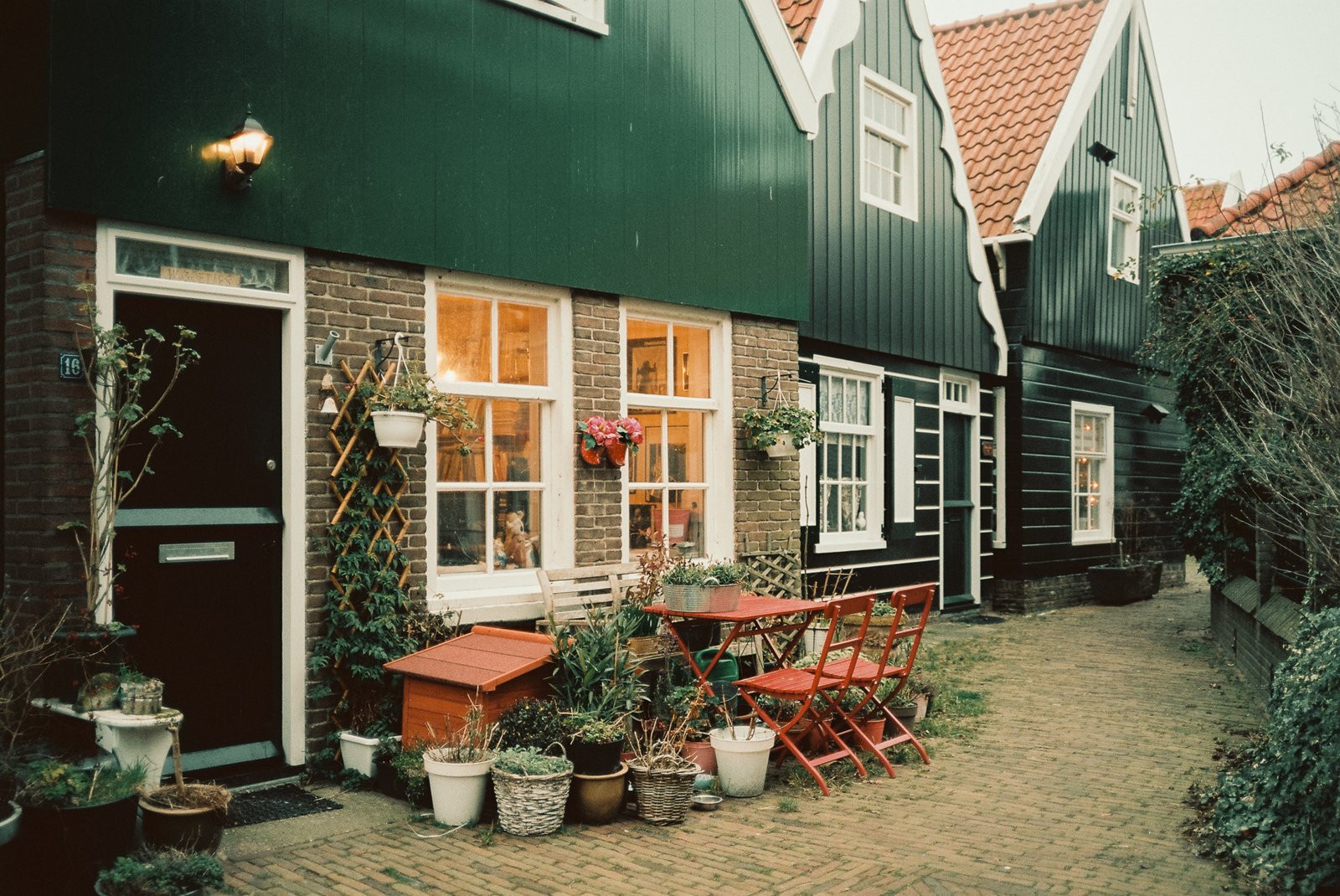 Maisons hollandaises typiques en bois vert, jardin fleuri