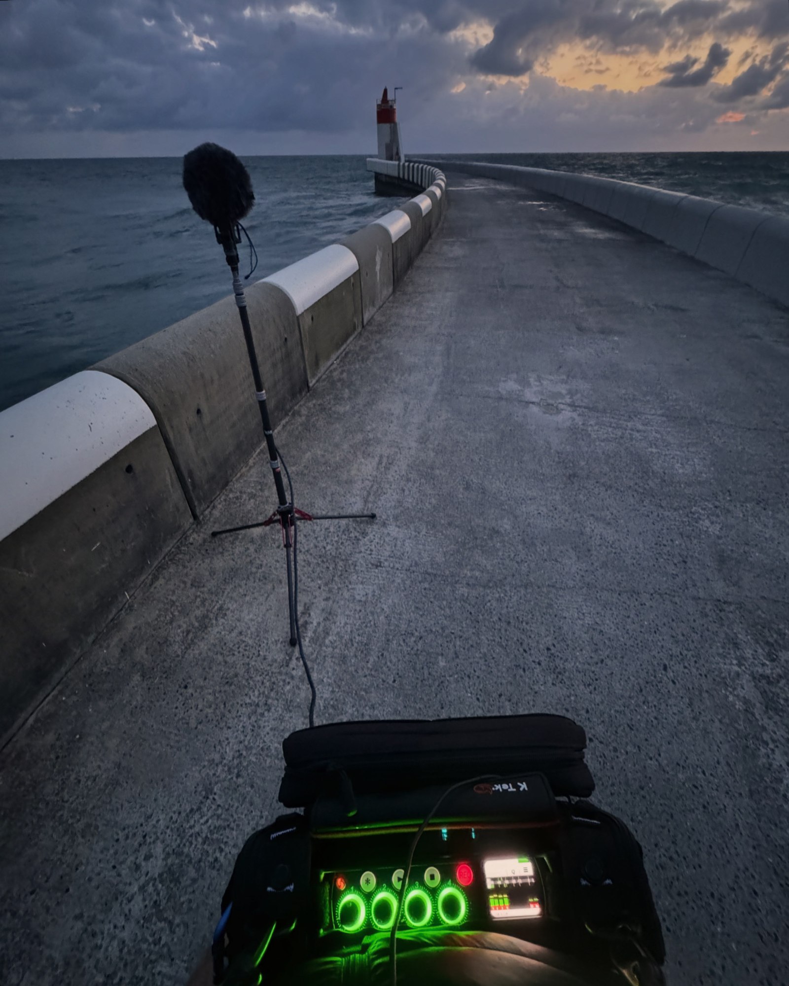 Création sonore et sonothèque — prise de son de terrain sur une jetée au crépuscule